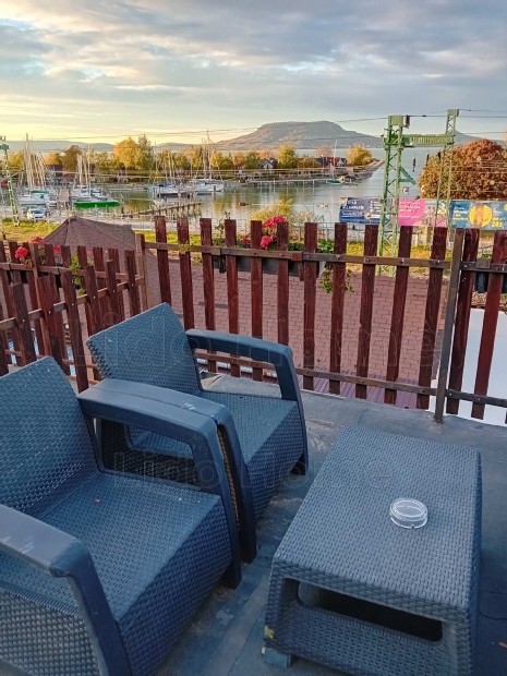 Fony�di vend�gh�z elad�