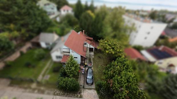 Fony�don k�t gener�ci�s ikerh�z fele k�zponthoz k�zel, m�gis csendes h