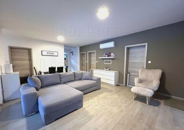 Fony�don v�zk�zeli, kiv�l� �llapot�, ide�lis m�ret� egyszintes lak�h�z