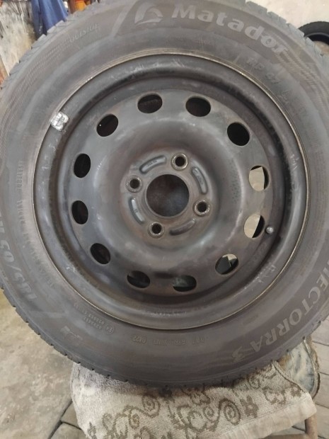 Ford 14"-os lemezfelni ujszer gumival