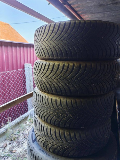 Ford 205/55 R 16 Hankook téli gumi lemezfelnin dísztárcsával eladó