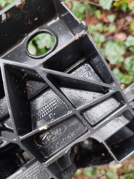 Ford Comet homlokfal h�ja gy�ri bontott 