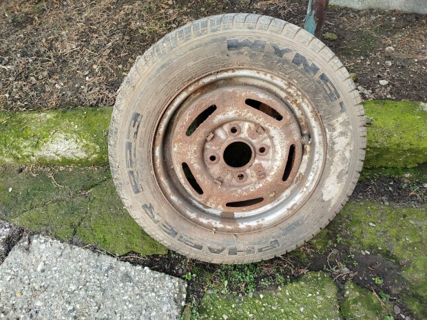 Ford Escort felni eladó gumival és egyéb alkatrészei