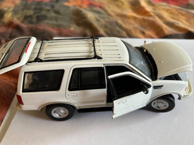 Ford Expedition XLT 1:24 fm modell