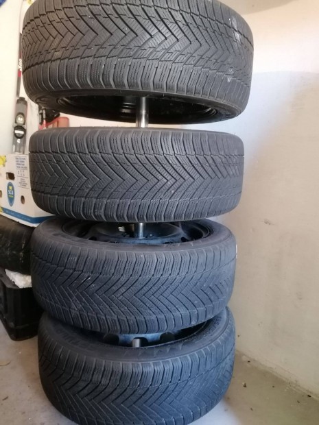 Ford Fiesta 15" lemezfelni garnítúra 195/50R15 Rotolla téli gumi