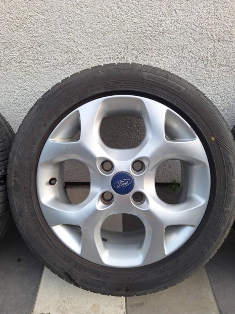 Ford Fiesta 15 colos felni újszerű állapotú nyárigumikkal