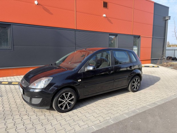 Ford Fiesta 1.3 Comfort Szervizk�nyves