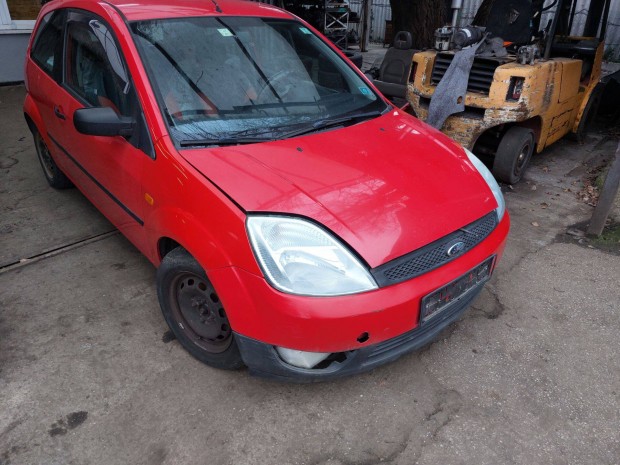 Ford Fiesta Mk6 karossz�ria elemei Piros