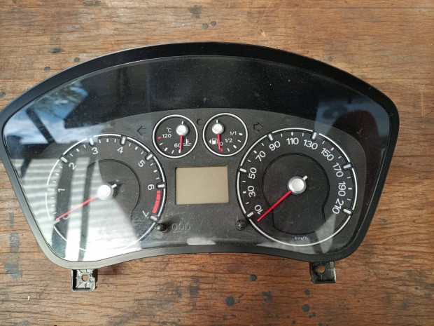 Ford Fiesta mk5 kilométer óra.