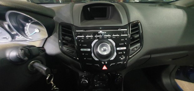 Ford Fiesta mk7 gyri Sony cd mp3 rdio