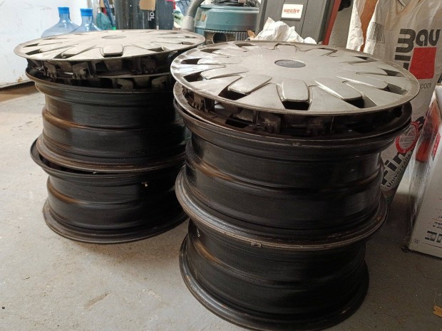 Ford Focus 16 colos lemezfelni,gy�ri d�szt�rcs�kkal elad�