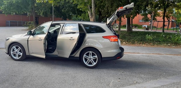 Ford Focus 1.5 Ecoboost Business kombi 62 ezer...