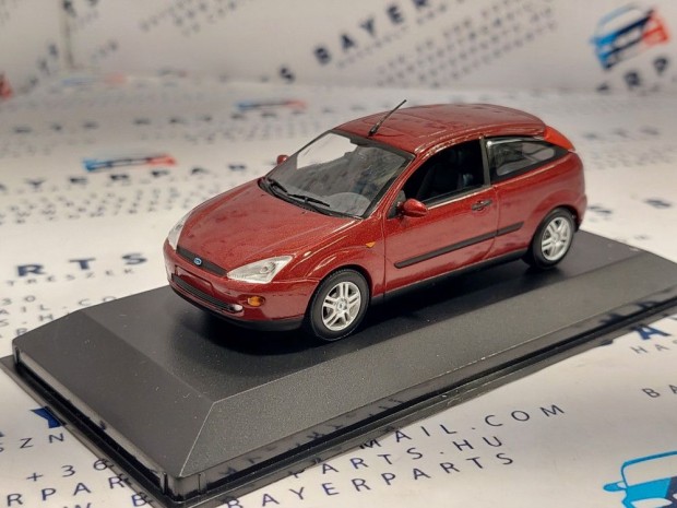 Ford Focus 3 ajts - piros - 1:43 Minichamps