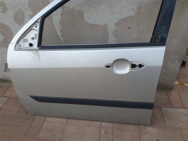 Ford Focus I-es bal els� ajt�.