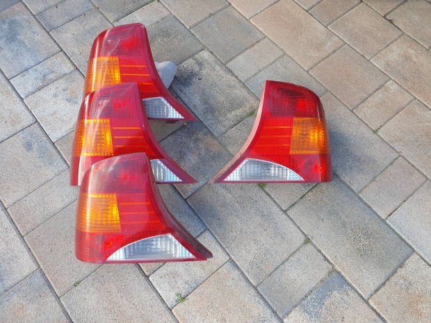 Ford Focus I-es sedan h�ts� l�mpa.