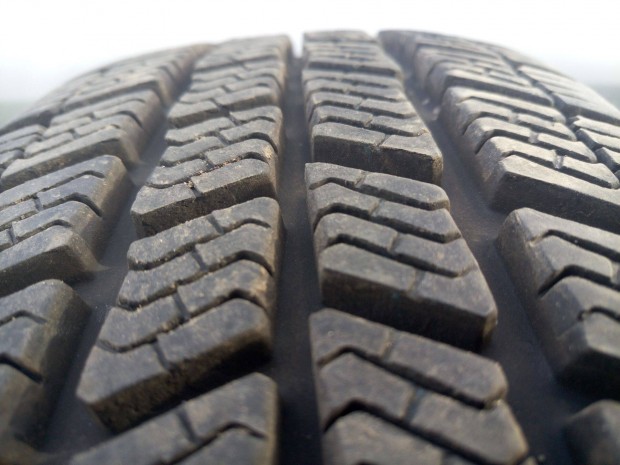 Ford Focus Iújszerű gyári acélfelni garnitúra téli gumikkal + ajándék