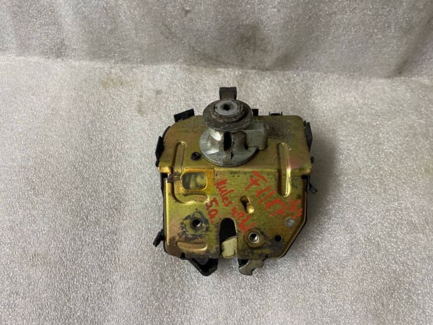 Ford Focus MK1 Ferdeht 3-5a csomagtr ajt zr kulcs nlkl