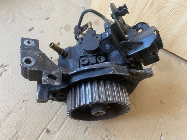 Ford Focus MK2 1.4-16 HDi nagynyomású szivattyú 0445010102