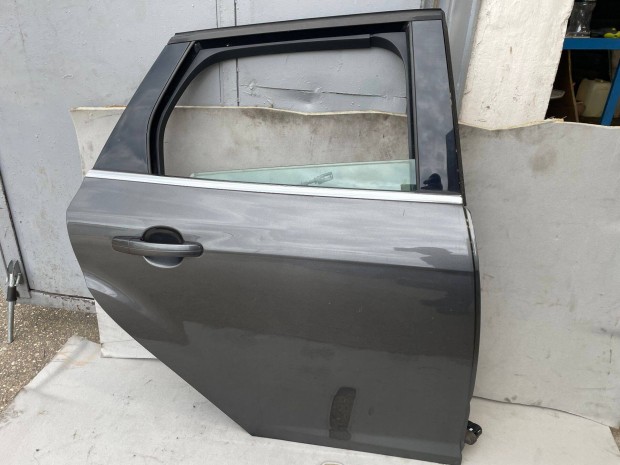Ford Focus MK3.5 kombi jobb hátsó ajtó részeivel