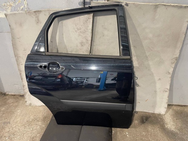 Ford Focus Mk1 ferdehátú sedan Jobb Hátsó rozsda mentes fekete ajtó
