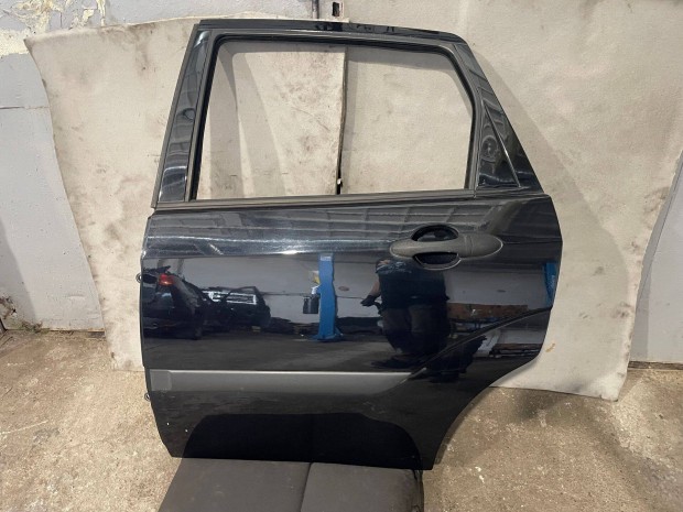 Ford Focus Mk1 ferdehátú sedan bal hátsó rozsda mentes fekete ajtó