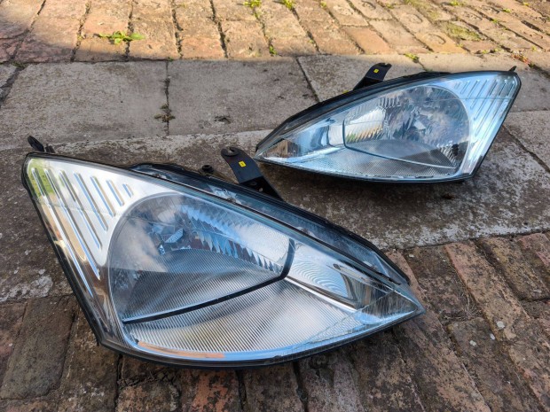 Ford Focus Mk1 gyári első lámpa fényszóró párban