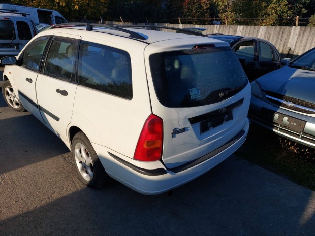 Ford Focus Mk1 kombi karosszéria elemei fehér