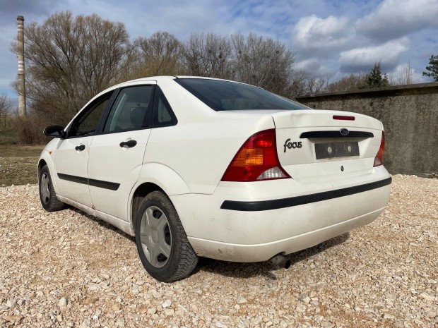 Ford Focus Mk1 sedan 1.4 benzin 2003-as fehr megmaradt alkatrszei