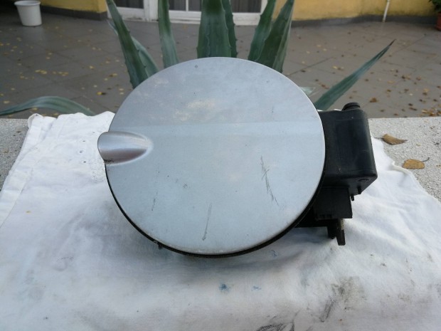 Ford Focus Mk2 gyári tank ajtó ezüst színű
