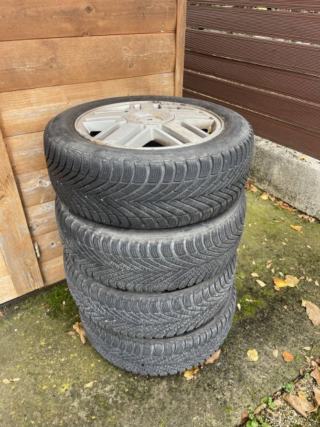 Ford Focus Tli gumi alufelni 4db Pirelli 205/55 R16 