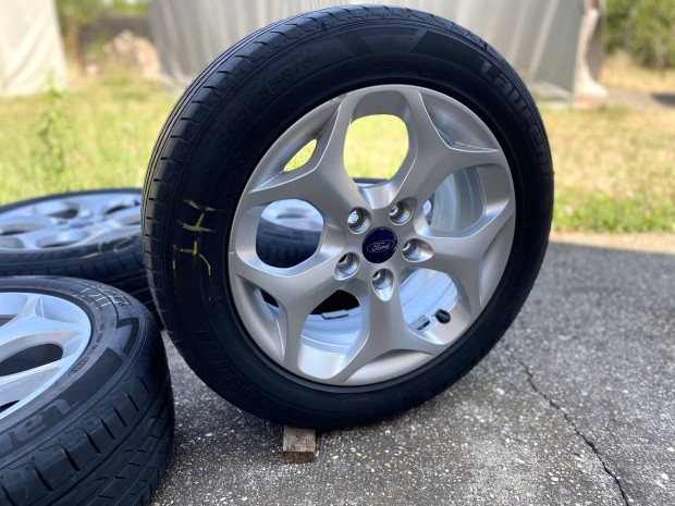 Ford Focus gyári 16"-os alufelni szett 5x108 205/55R16 DOT0621