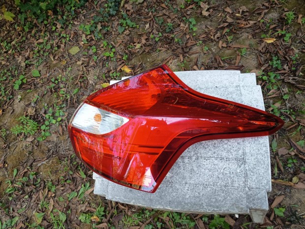 Ford Focus gy�ri jobb h�ts� l�mpa, foglalatokkal �s izz�kkal