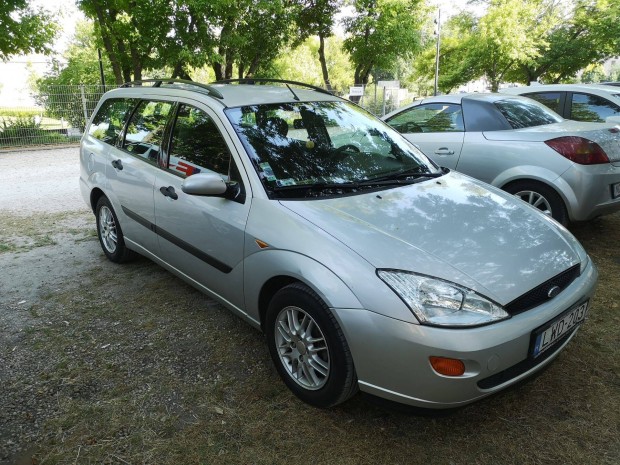 Ford Focus kombi 1.6 16v 100LE ezüstmetál
