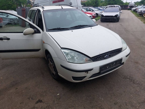 Ford Focus mk1 kombi karosszéria elemei fehér