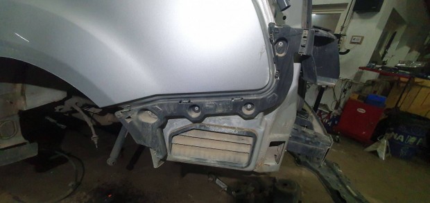 Ford Focus mk3 kombi bal hátsó lökhárító oldal tartó