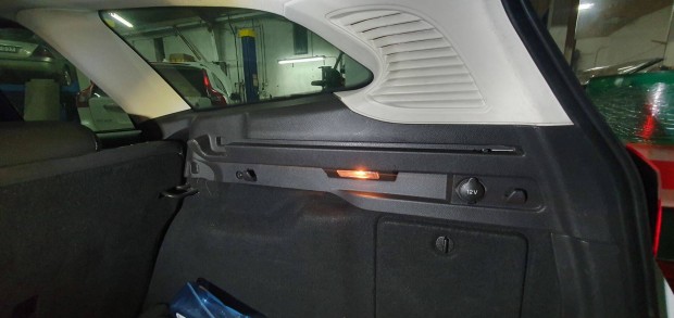 Ford Focus mk3 kombi jobb hts csomagtr burkolat rols