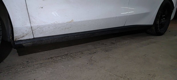 Ford Focus mk4 bal oldali k�sz�b bor�t�s