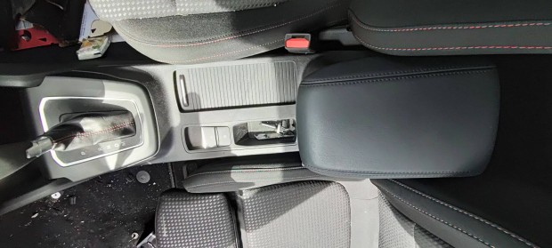 Ford Focus mk4 gyári bőr könyöklő