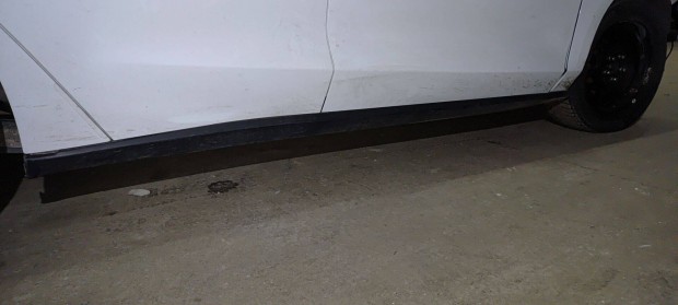 Ford Focus mk4 jobb oldali k�sz�b bor�t�s