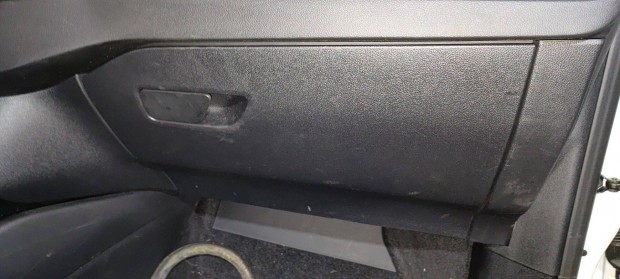 Ford Focus mk4 keszty�tart�