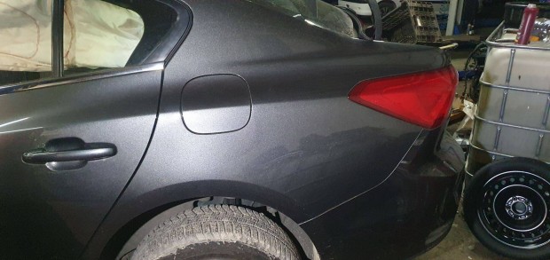 Ford Focus mk4 sedan bal hátsó karosszéria negyed