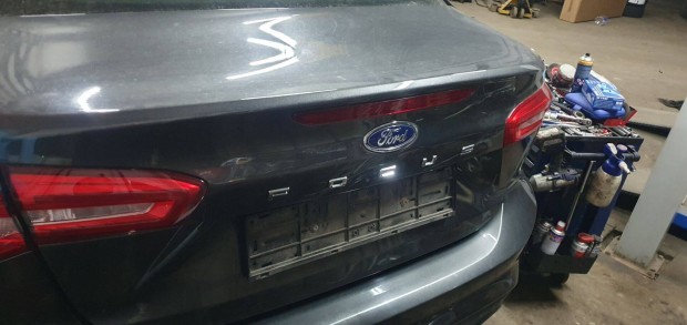 Ford Focus mk4 sedan csomagtér ajtó