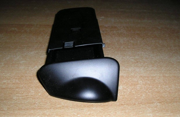 Ford Focus mszerfal-hamutart