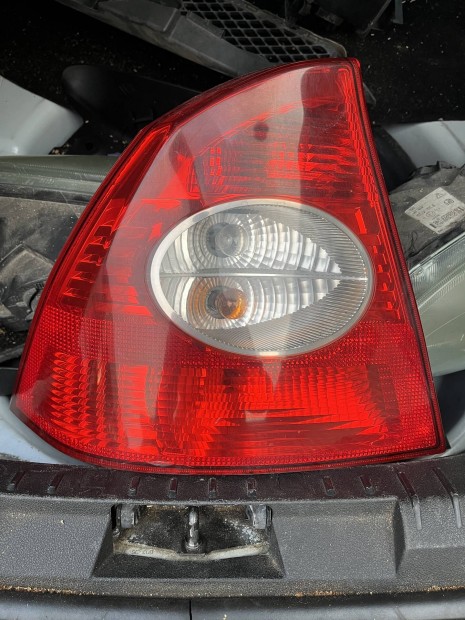 Ford Focus sedan bal h�ts� l�mpa