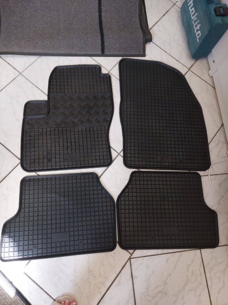 Ford Fokus II. kombi 2004 autsznyeg + csomagtr tlca