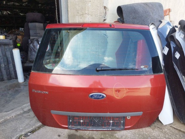 Ford Fusion csomagtérajtó, üresen. Horpadás van rajta