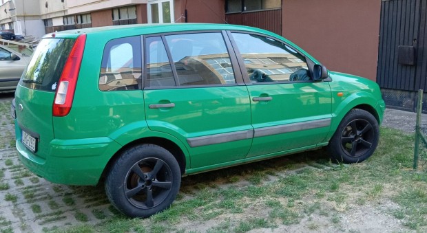 Ford Fusion elad