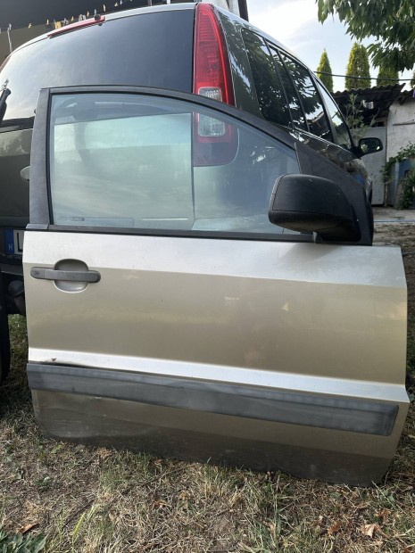 Ford Fusion jobb oldali elülső és hátsó ajtó