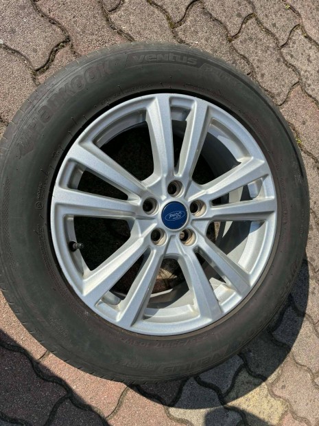 Ford Kuga ny�r gumi alufelnire szerelve