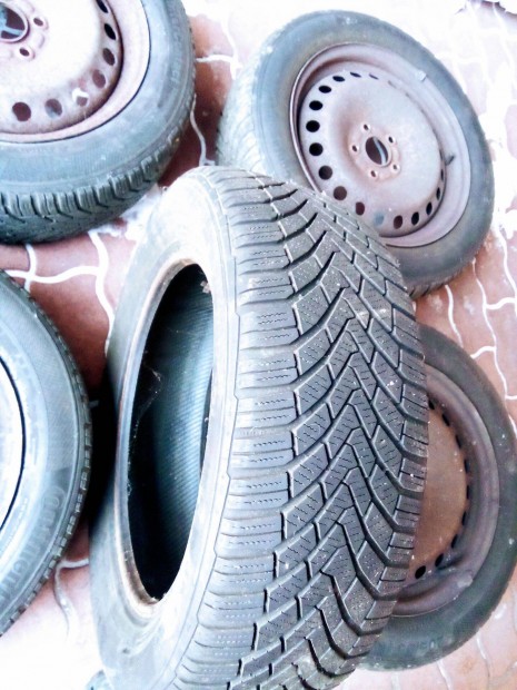 Ford Mondeo 2,3 t�li gumi felnivel